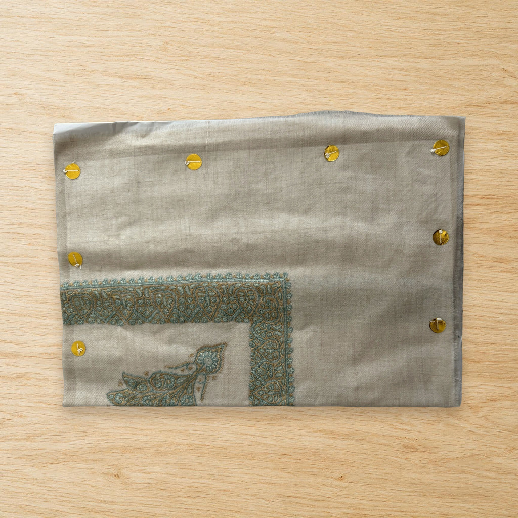Bahr Kashmiri pashmina ghutra laid flat on a wooden table, true to life colour