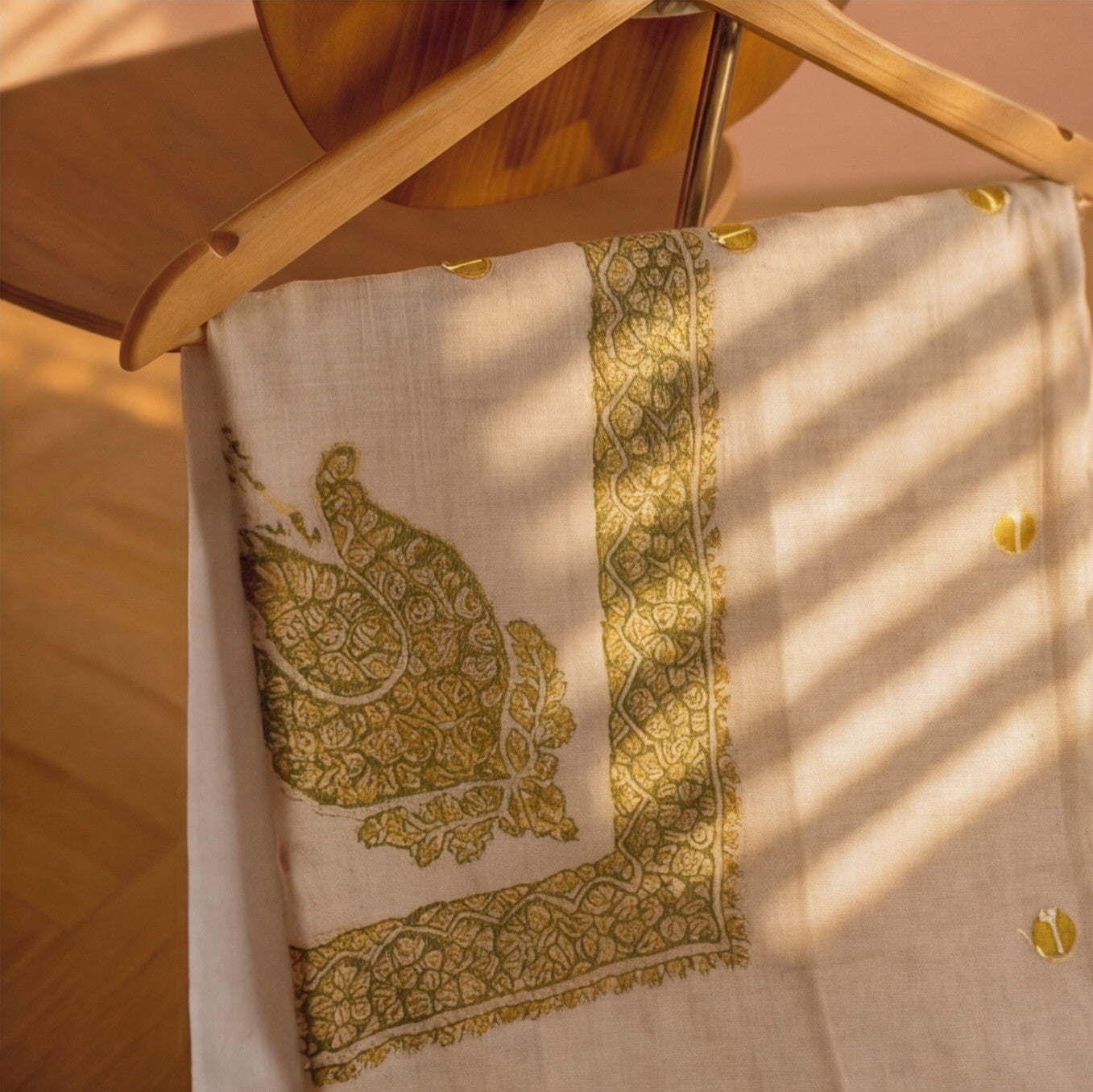 Pashmina Ghutra Zaytoun - angle 3, hand-loomed Kashmiri pashmina