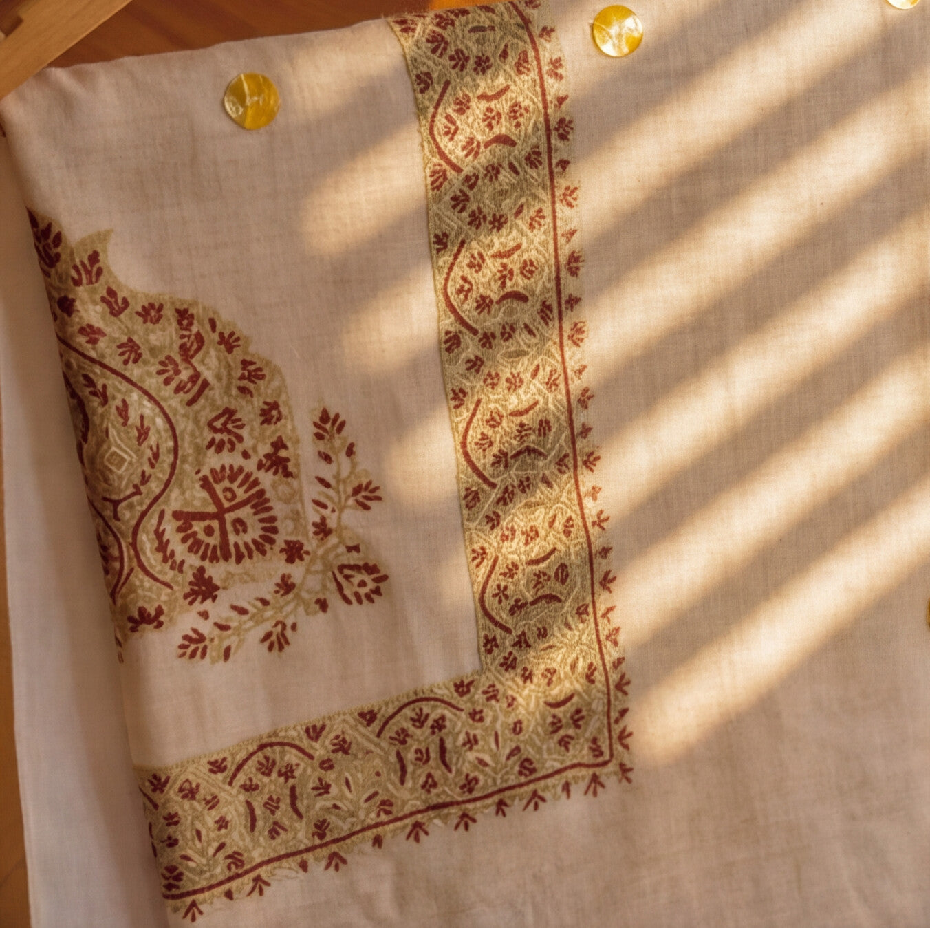 Pashmina Ghutra Nada - angle 2, hand-loomed Kashmiri pashmina