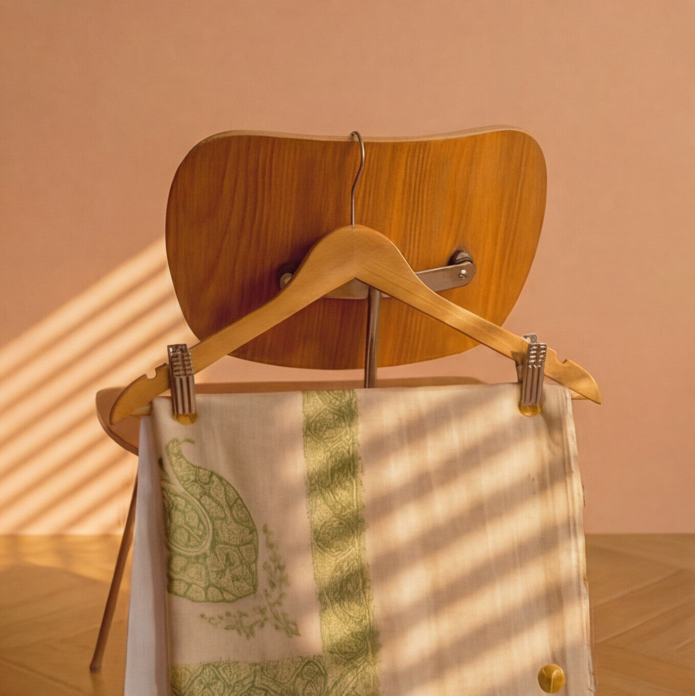 Pashmina Ghutra Lal - angle 2, hand-loomed Kashmiri pashmina