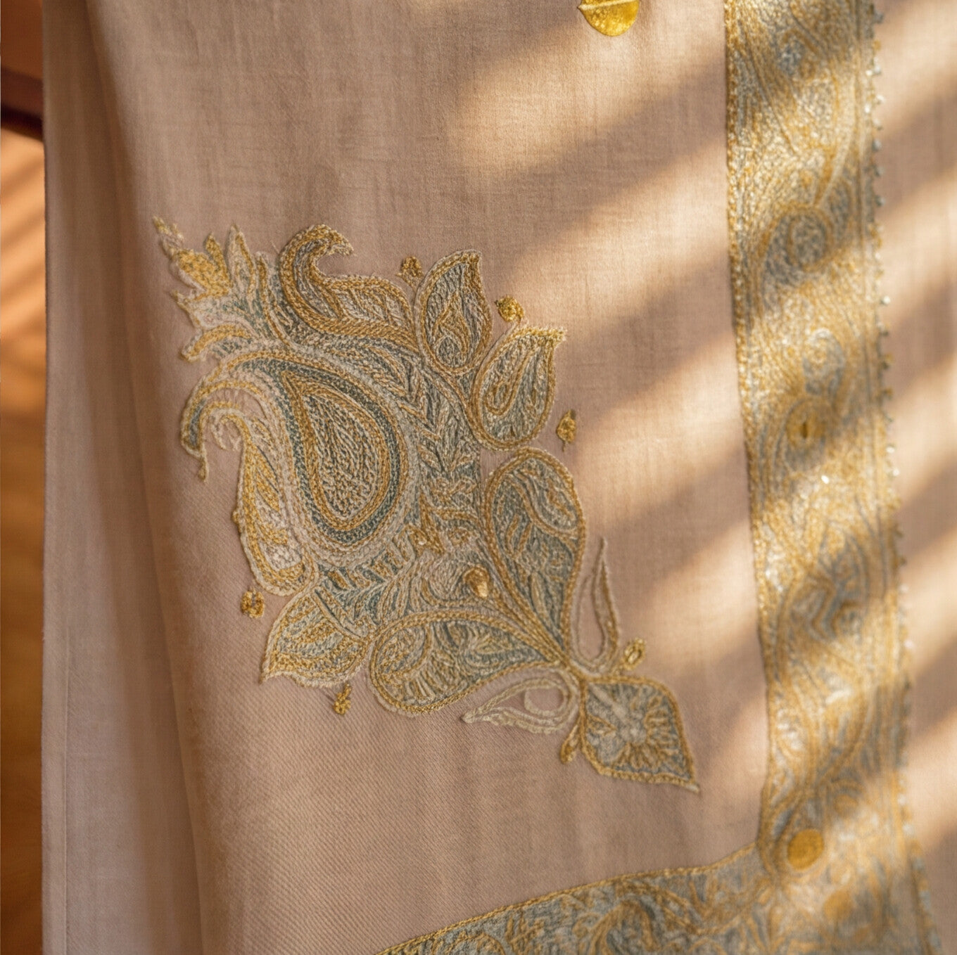Pashmina Ghutra Akhdar - angle 2, hand-loomed Kashmiri pashmina