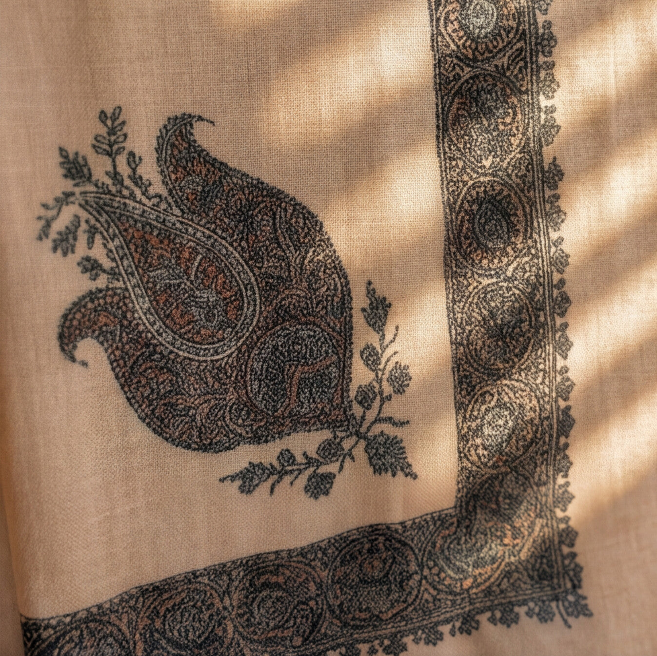 Pashmina Ghutra Lujain - angle 3, hand-loomed Kashmiri pashmina