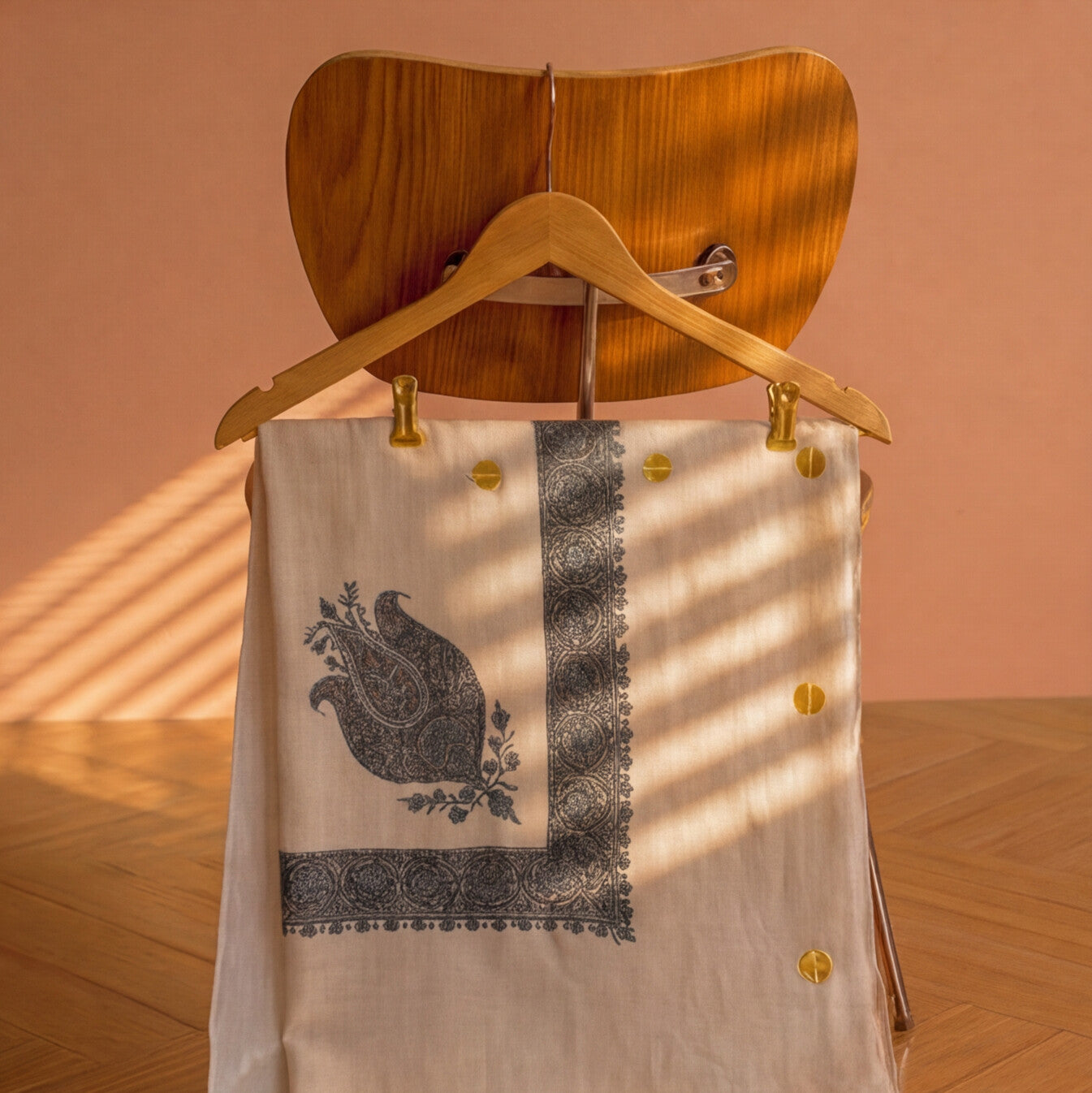 Pashmina Ghutra Lujain - angle 4, hand-loomed Kashmiri pashmina