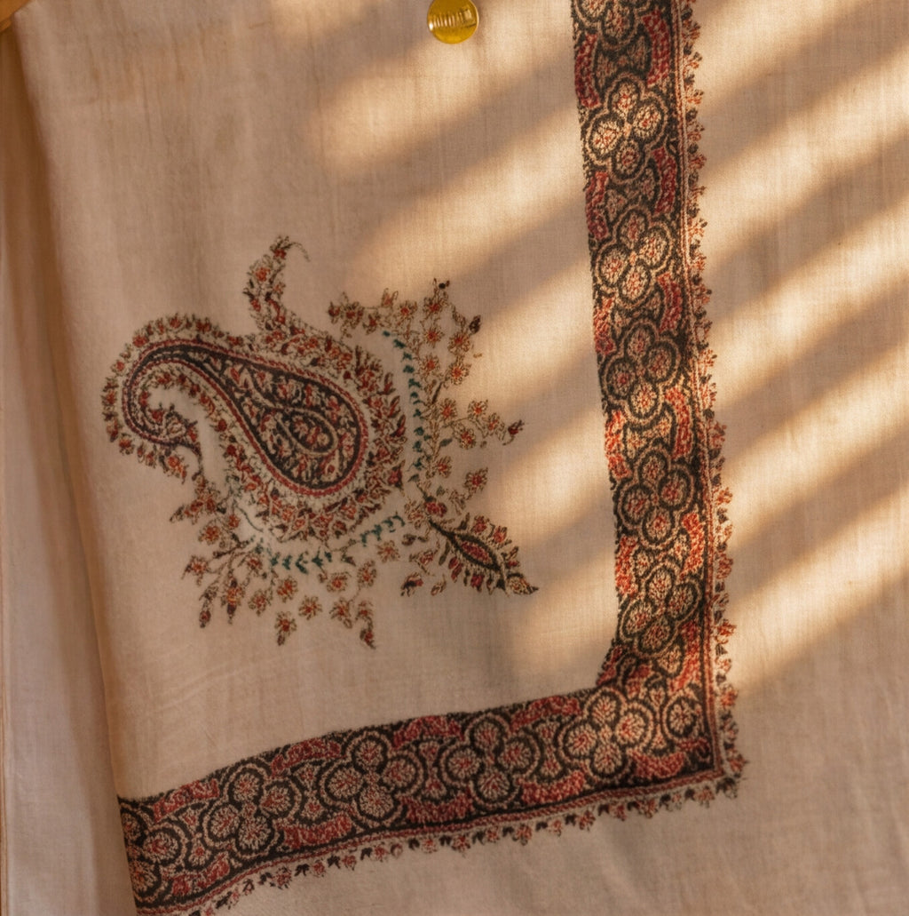 Pashmina Ghutra Sadaf - angle 2, hand-loomed Kashmiri pashmina