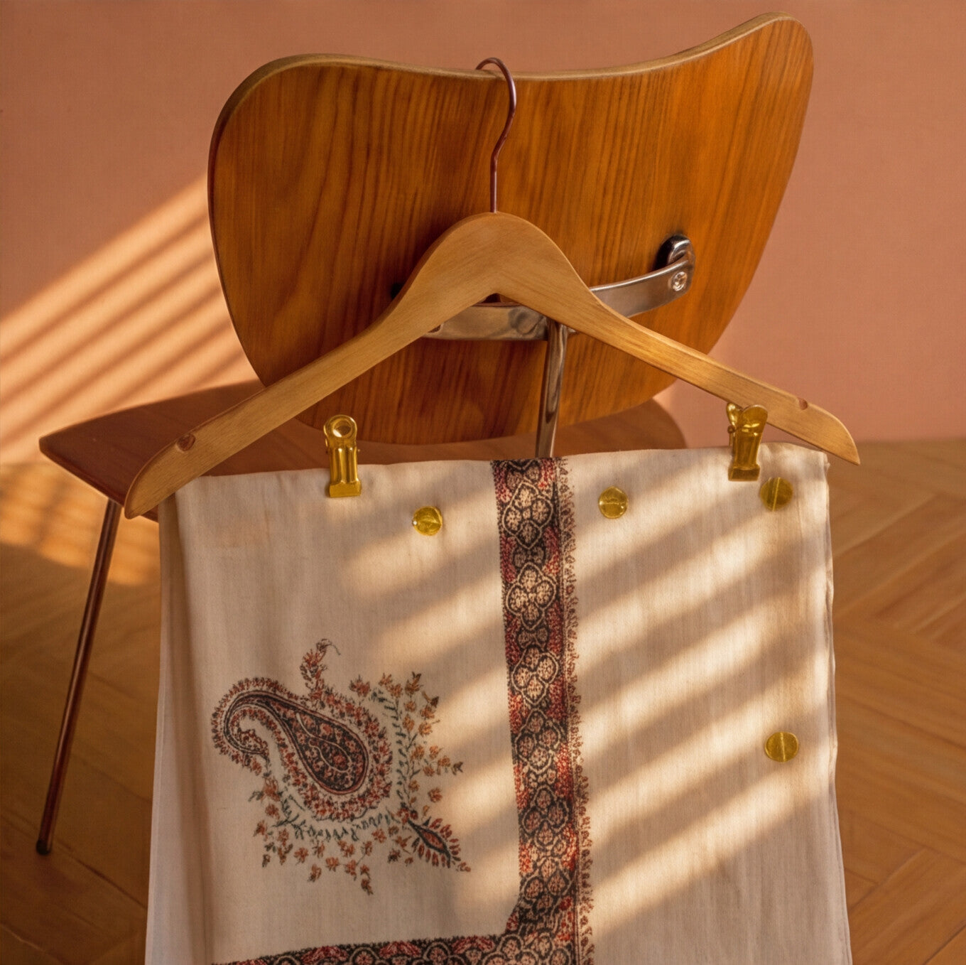 Pashmina Ghutra Sadaf - angle 4, hand-loomed Kashmiri pashmina