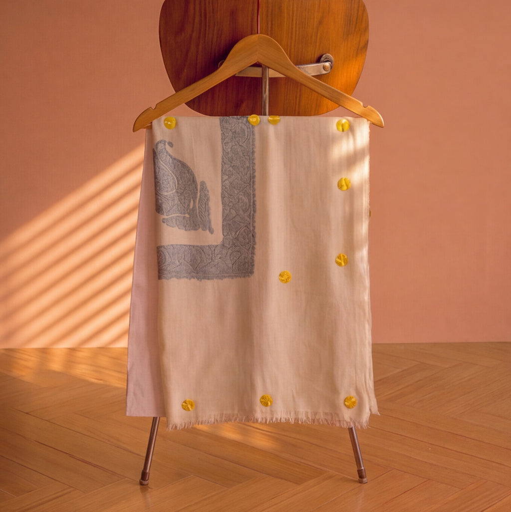 Pashmina Ghutra Yaqoot - angle 3, hand-loomed Kashmiri pashmina
