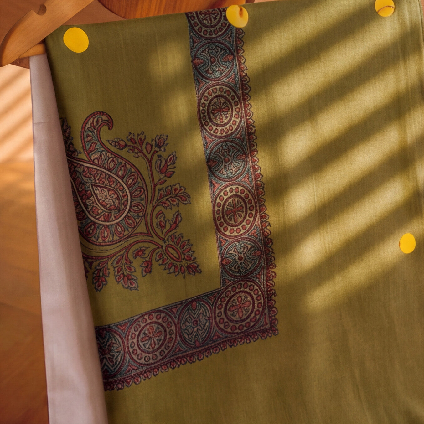 Pashmina Ghutra Jannah - angle 2, hand-loomed Kashmiri pashmina