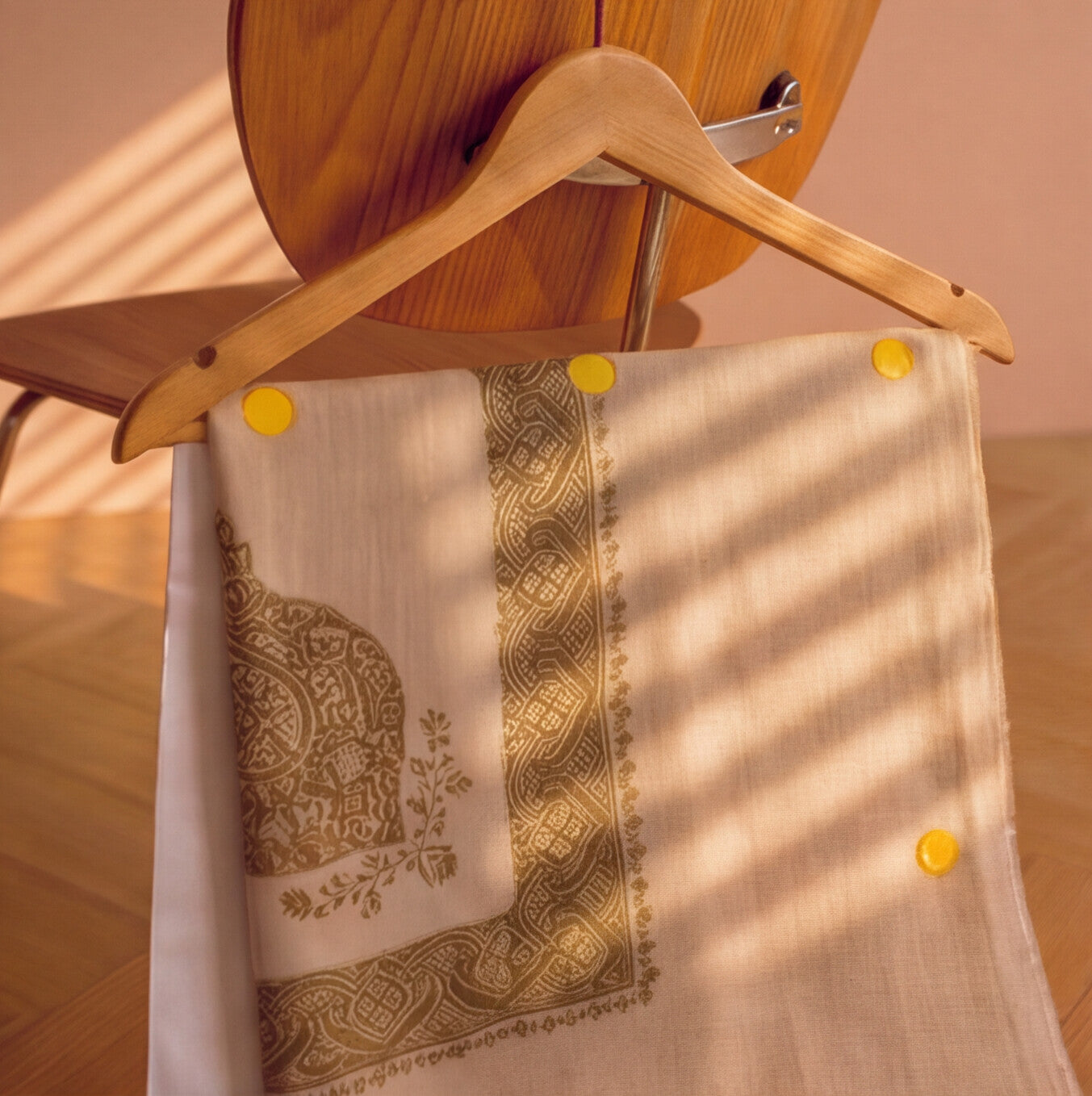 Pashmina Ghutra Murj - angle 2, hand-loomed Kashmiri pashmina