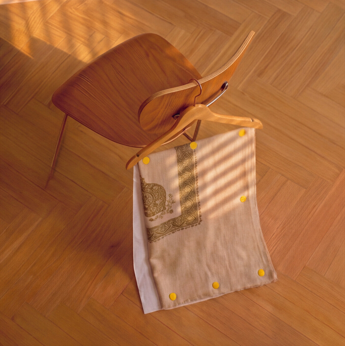 Pashmina Ghutra Murj - angle 4, hand-loomed Kashmiri pashmina