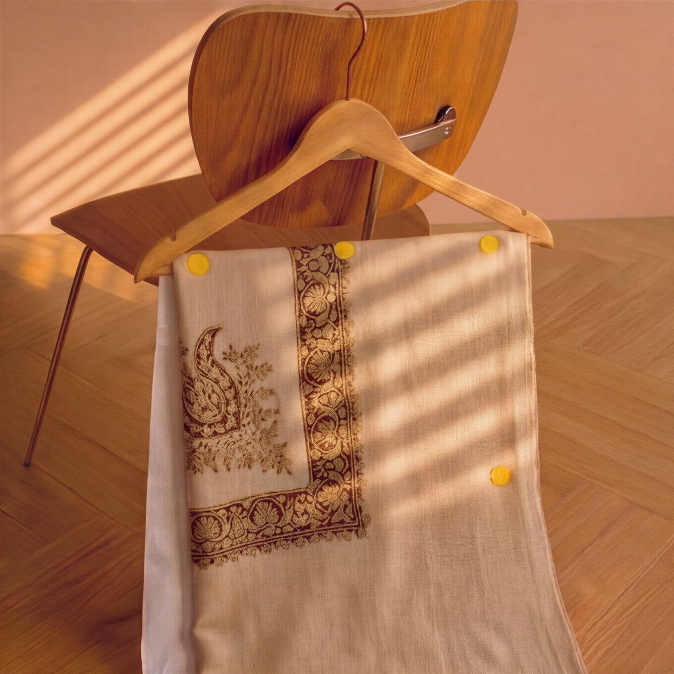 Pashmina Ghutra Reem - angle 5, hand-loomed Kashmiri pashmina