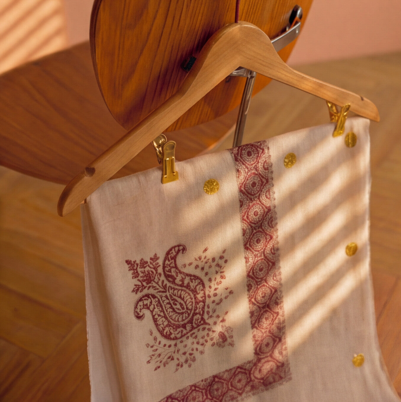 Pashmina Ghutra Banafsha - angle 2, hand-loomed Kashmiri pashmina