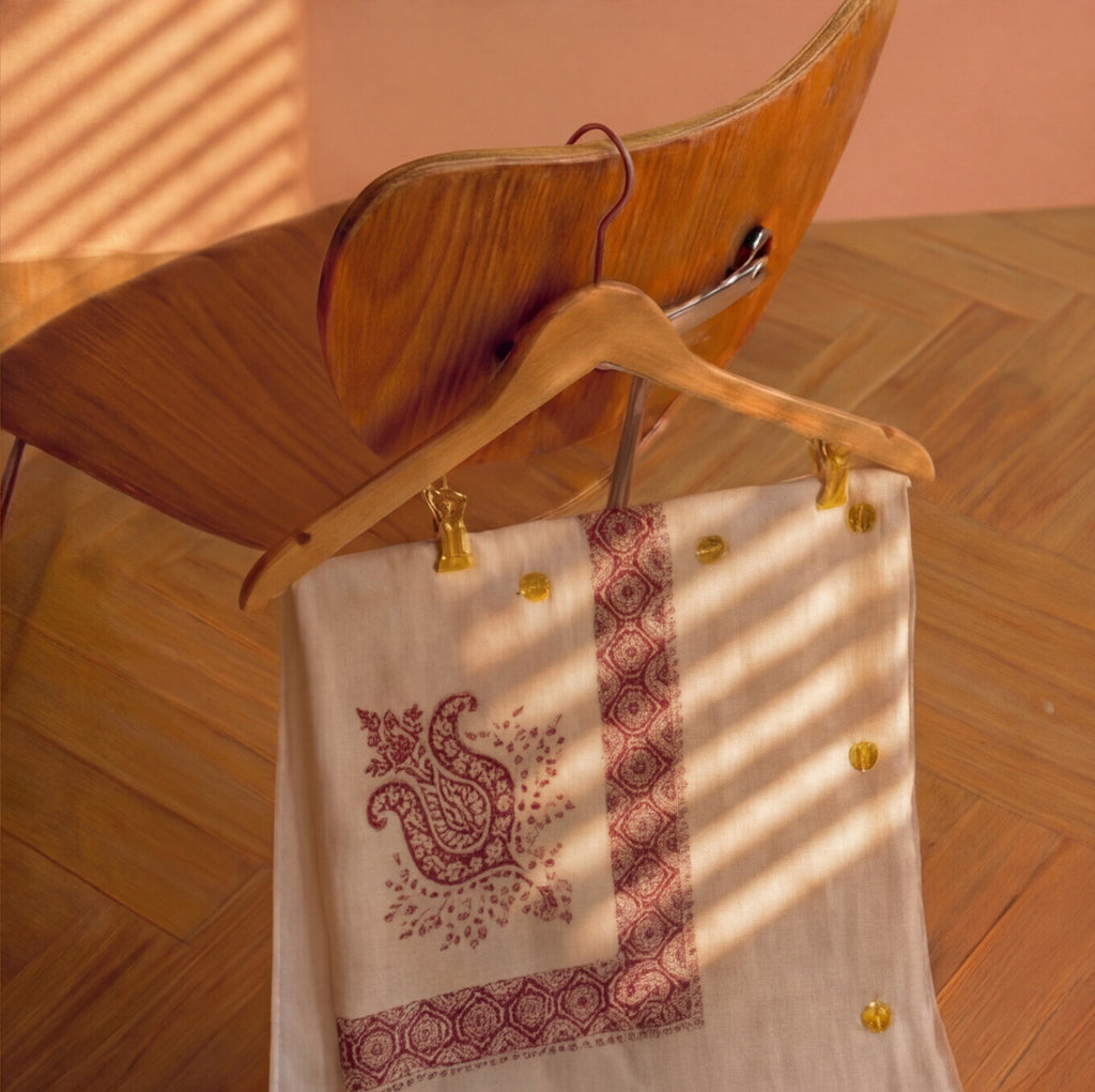 Pashmina Ghutra Banafsha - angle 5, hand-loomed Kashmiri pashmina