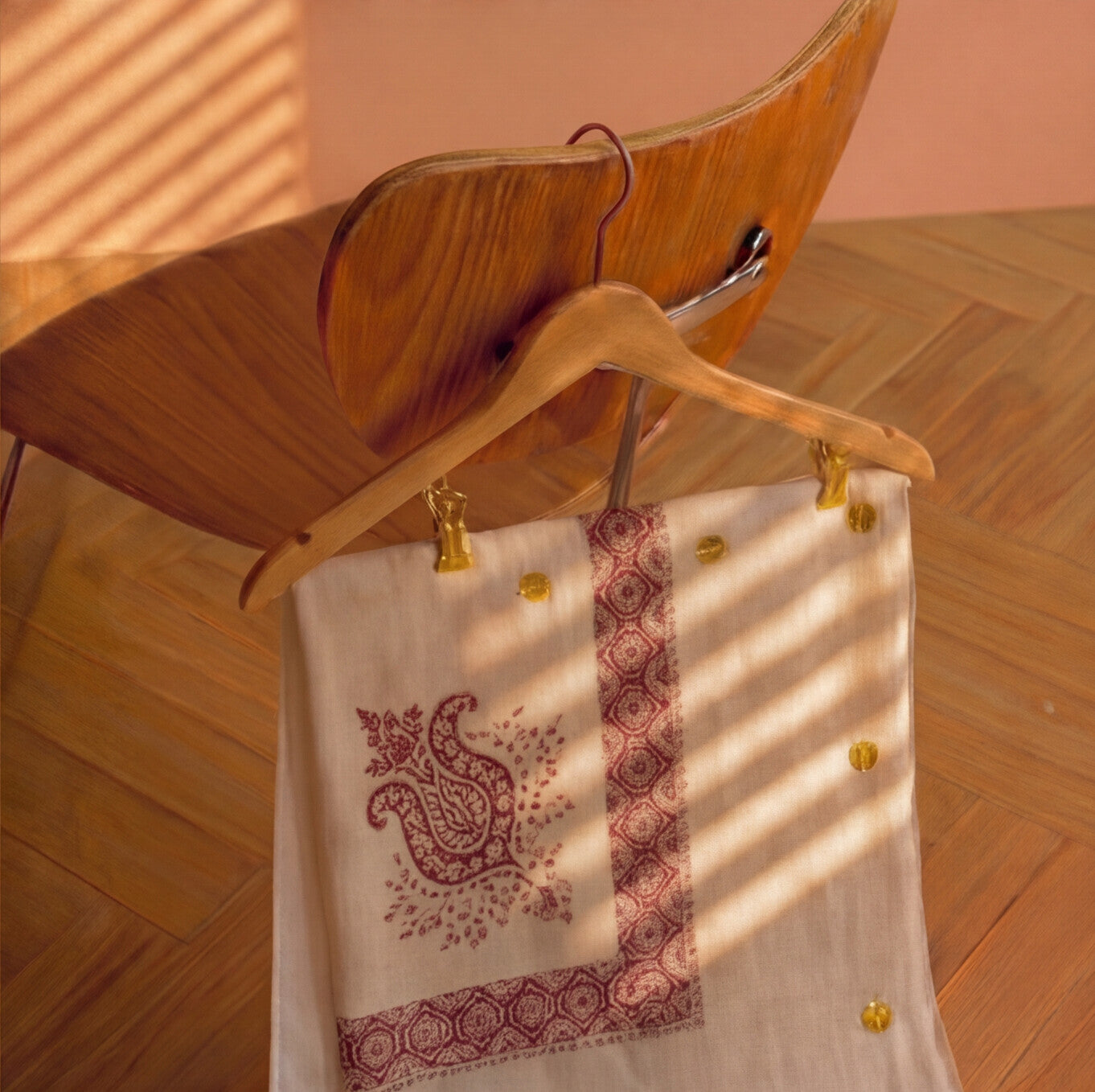 Pashmina Ghutra Banafsha - angle 5, hand-loomed Kashmiri pashmina