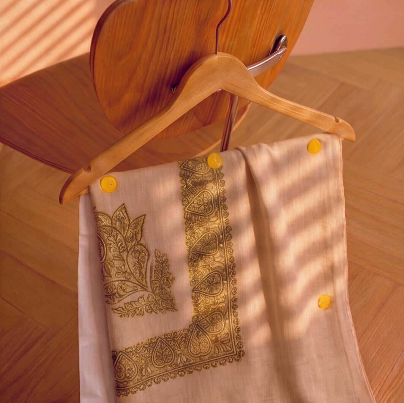 Pashmina Ghutra Hajar - angle 3, hand-loomed Kashmiri pashmina