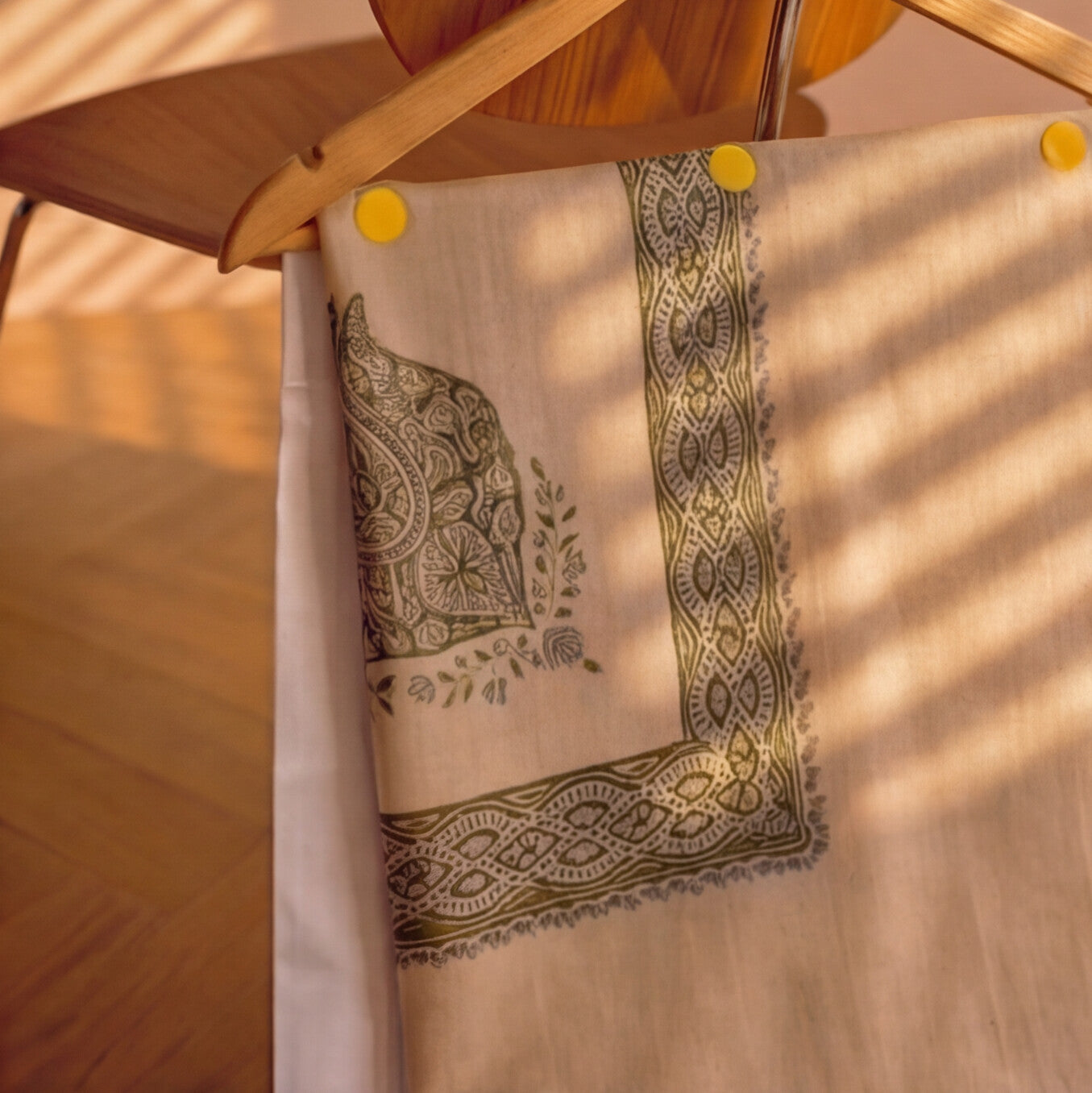 Pashmina Ghutra Marjan - angle 2, hand-loomed Kashmiri pashmina