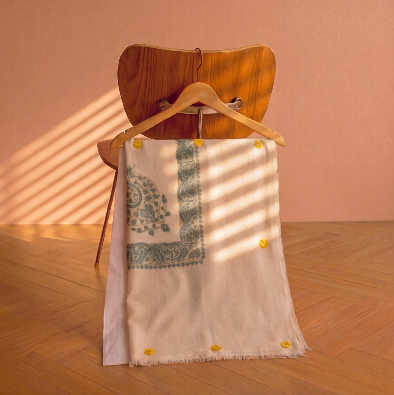 Pashmina Ghutra Lazward - angle 3, hand-loomed Kashmiri pashmina