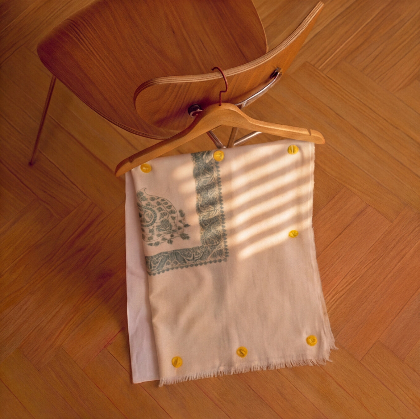 Pashmina Ghutra Lazward - angle 4, hand-loomed Kashmiri pashmina