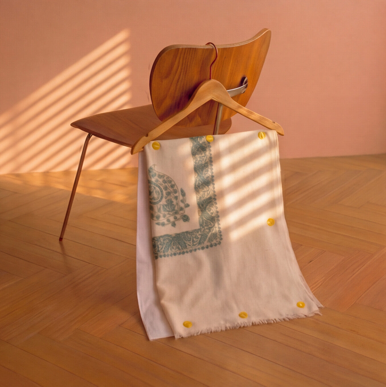Pashmina Ghutra Lazward - angle 5, hand-loomed Kashmiri pashmina
