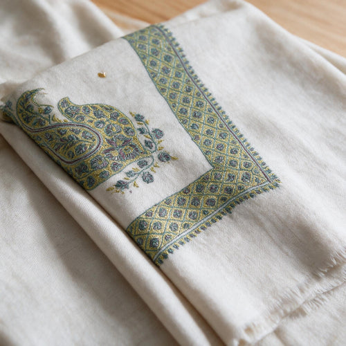 Kashmiri pashmina ghutra embroidery close-up