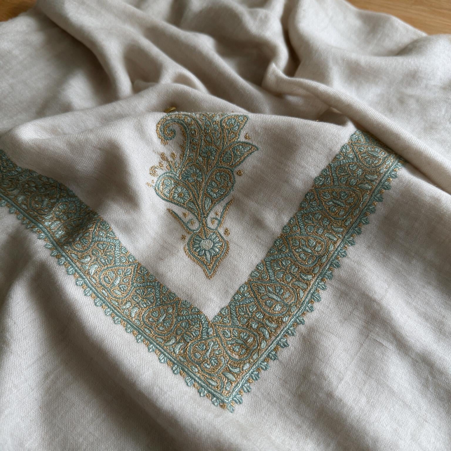 Kashmiri pashmina ghutra embroidery close-up