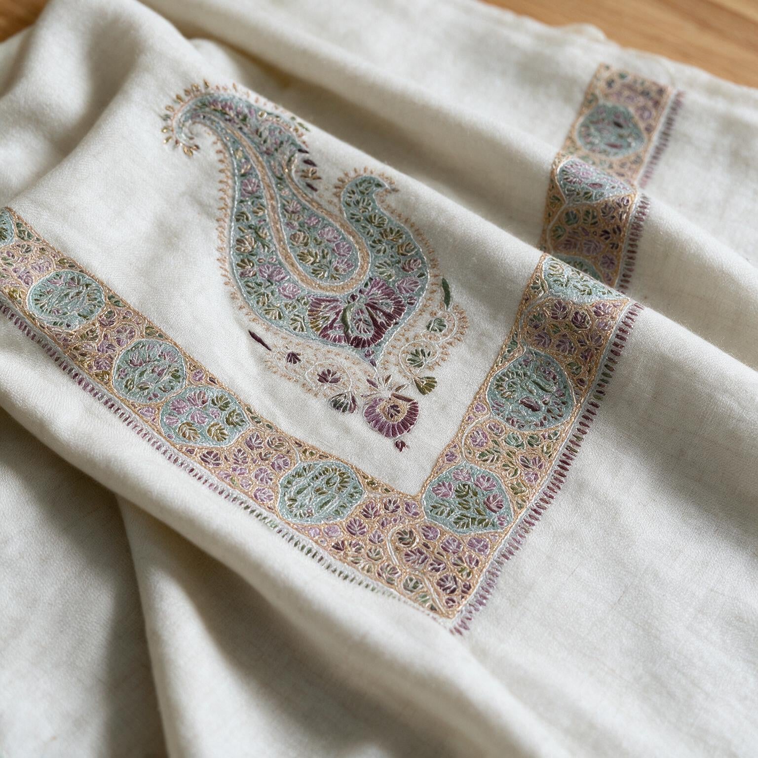 Kashmiri pashmina ghutra embroidery close-up