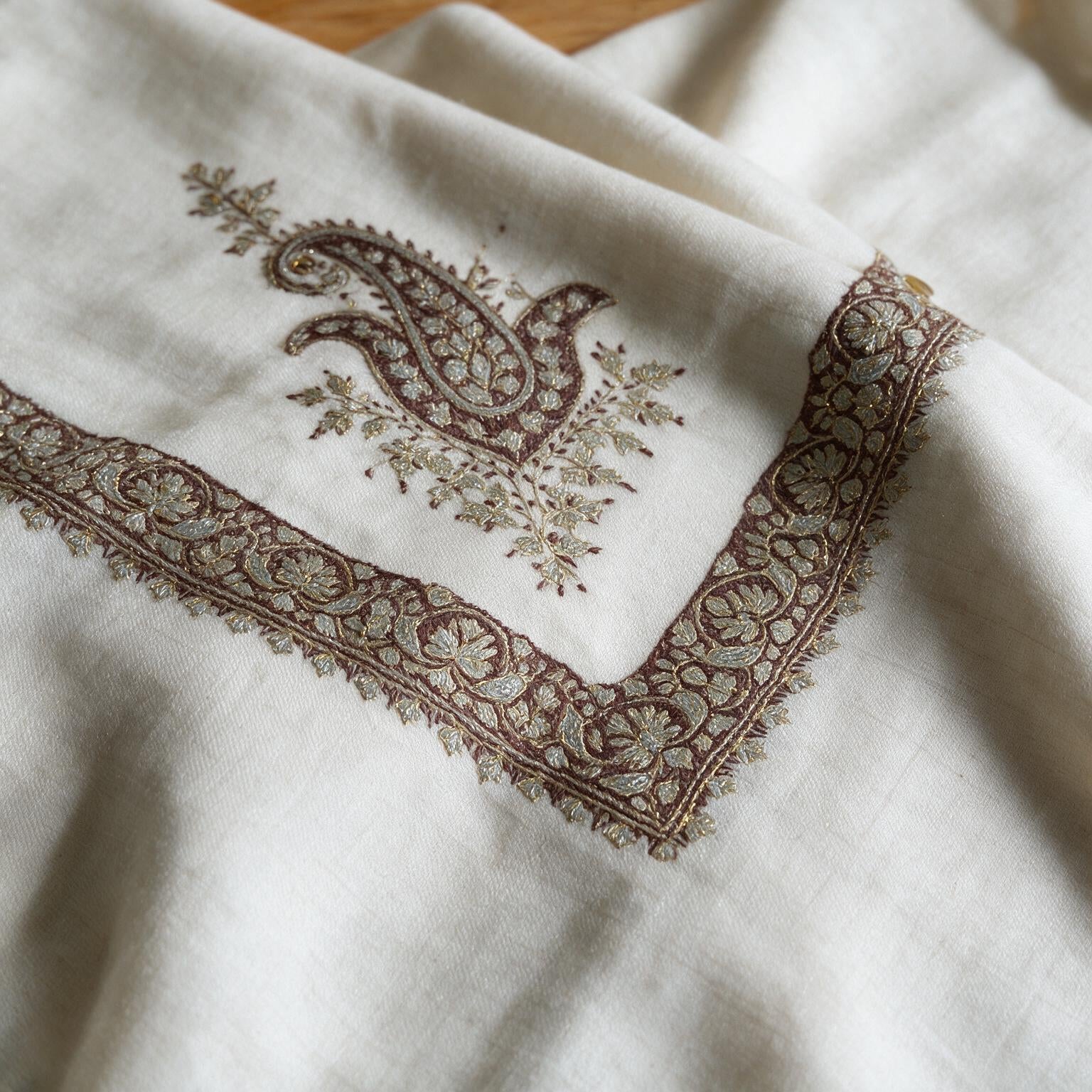 Kashmiri pashmina ghutra embroidery close-up