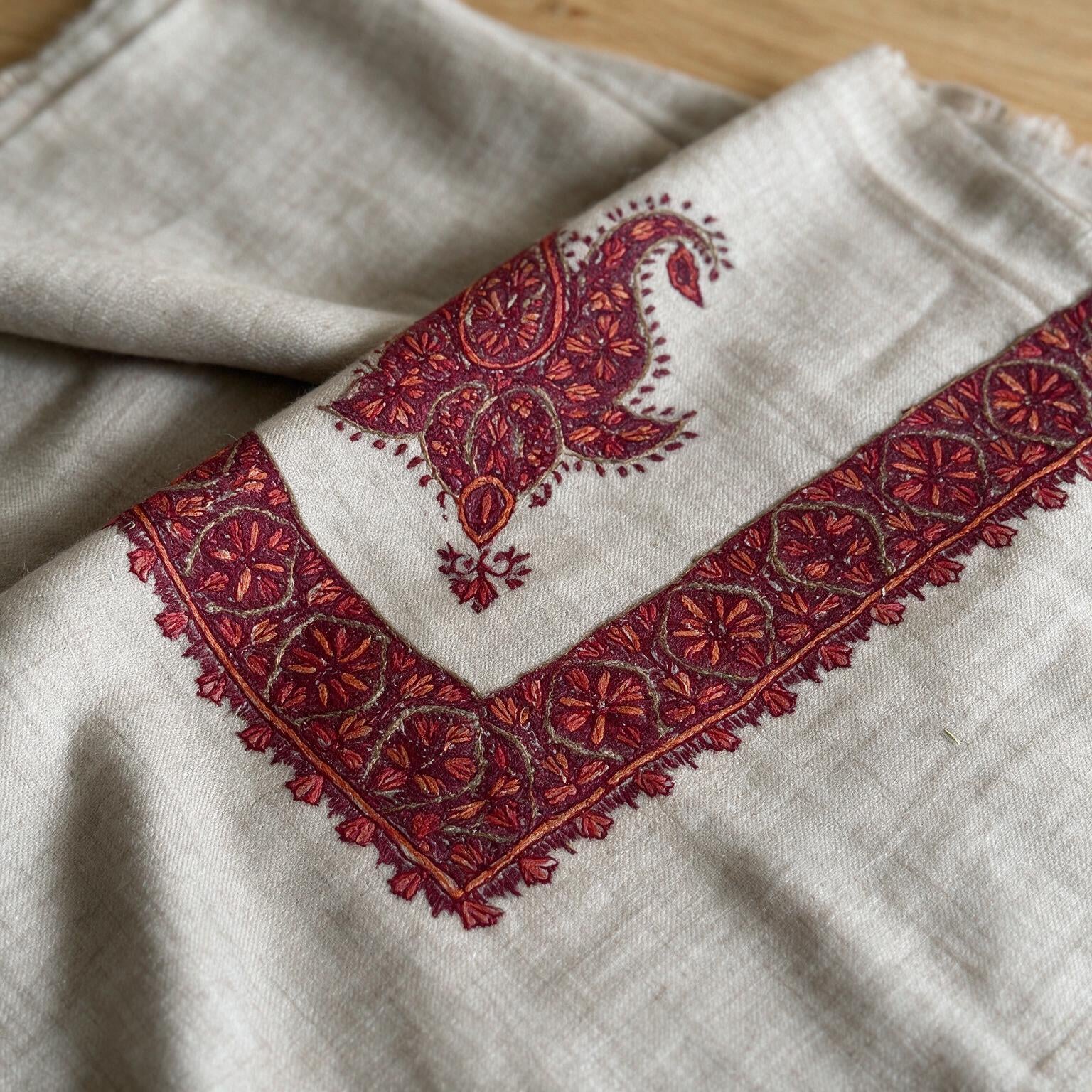 Kashmiri pashmina ghutra embroidery close-up