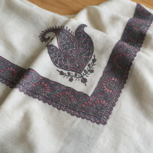 Kashmiri pashmina ghutra embroidery close-up