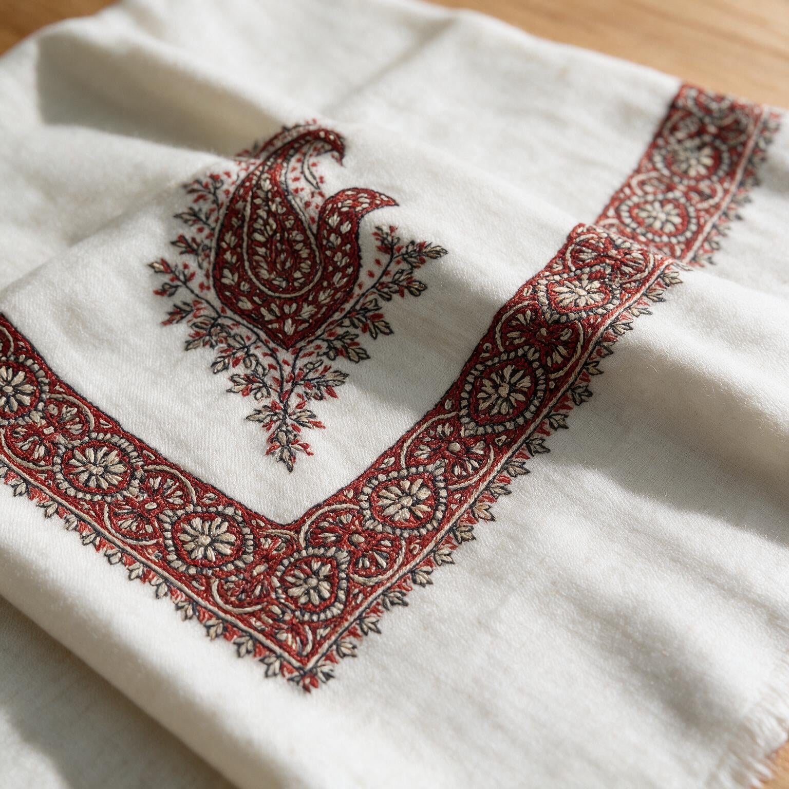 Kashmiri pashmina ghutra embroidery close-up