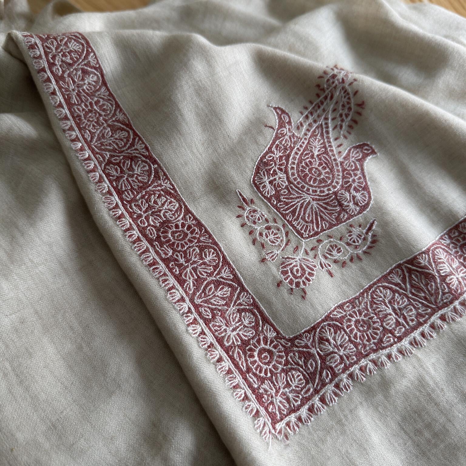 Kashmiri pashmina ghutra embroidery close-up