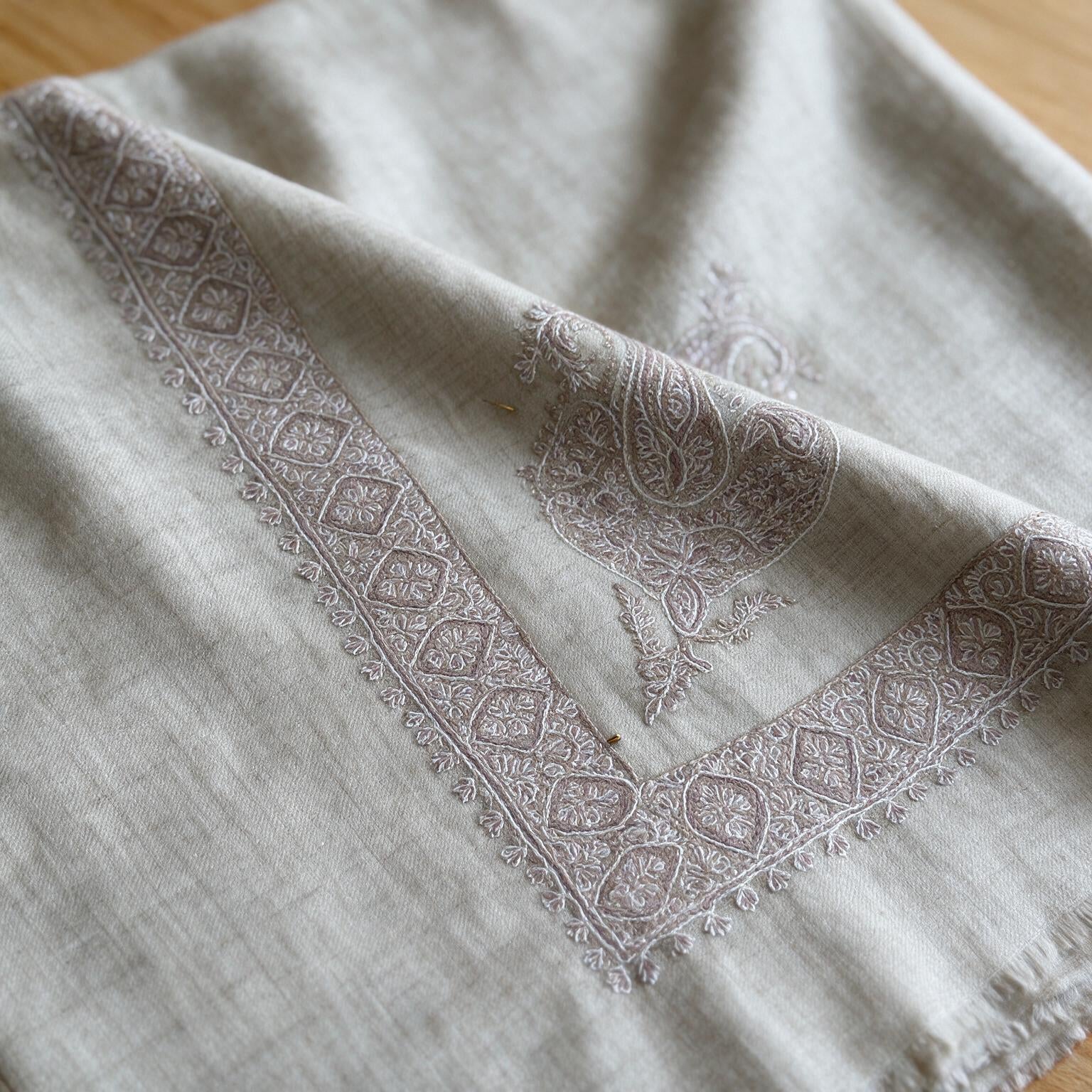 Kashmiri pashmina ghutra embroidery close-up