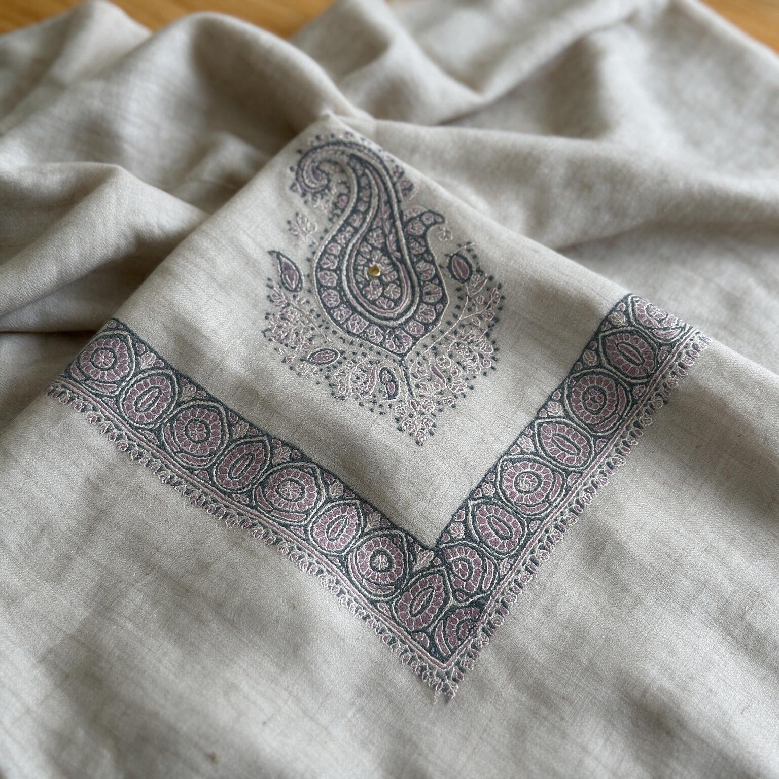 Kashmiri pashmina ghutra embroidery close-up