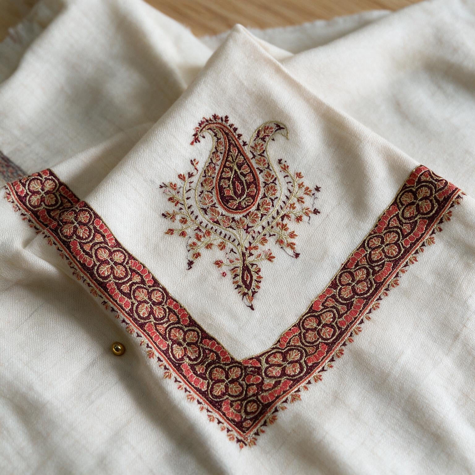 Kashmiri pashmina ghutra embroidery close-up
