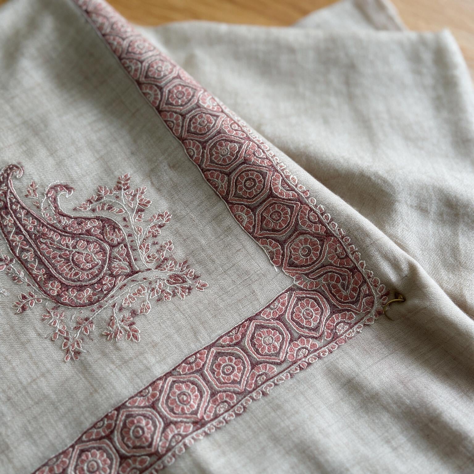 Kashmiri pashmina ghutra embroidery close-up