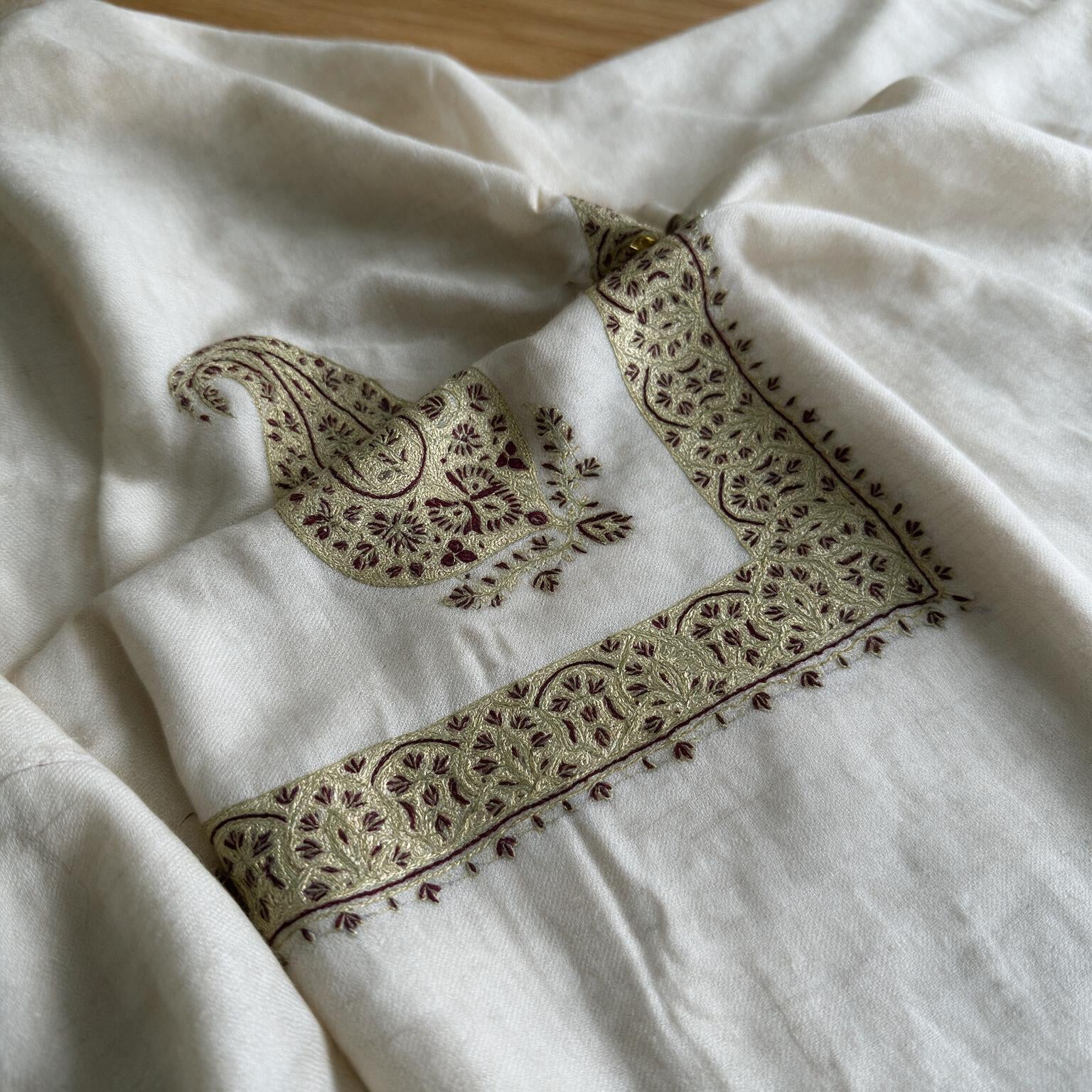 Kashmiri pashmina ghutra embroidery close-up