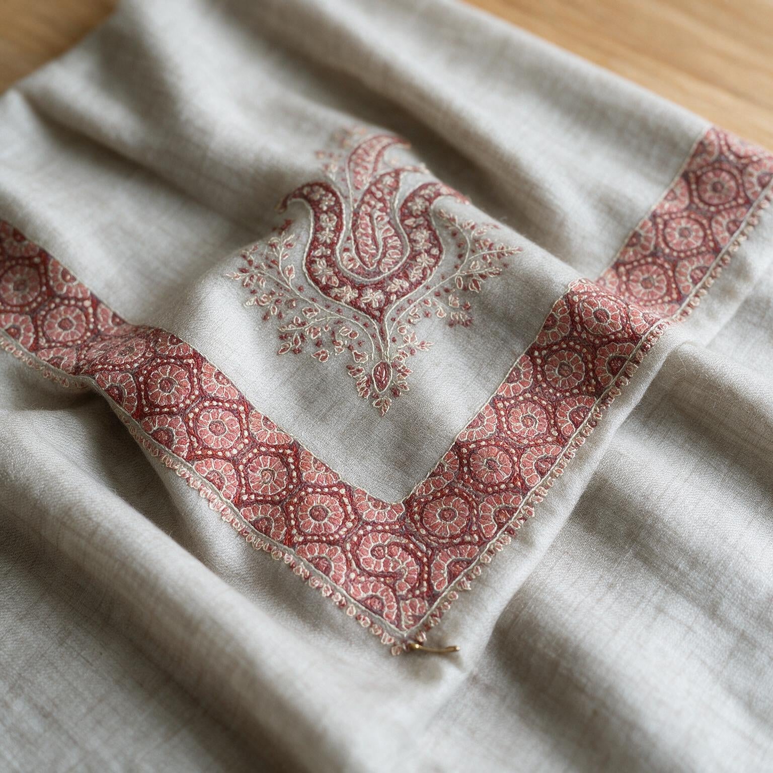 Kashmiri pashmina ghutra embroidery close-up