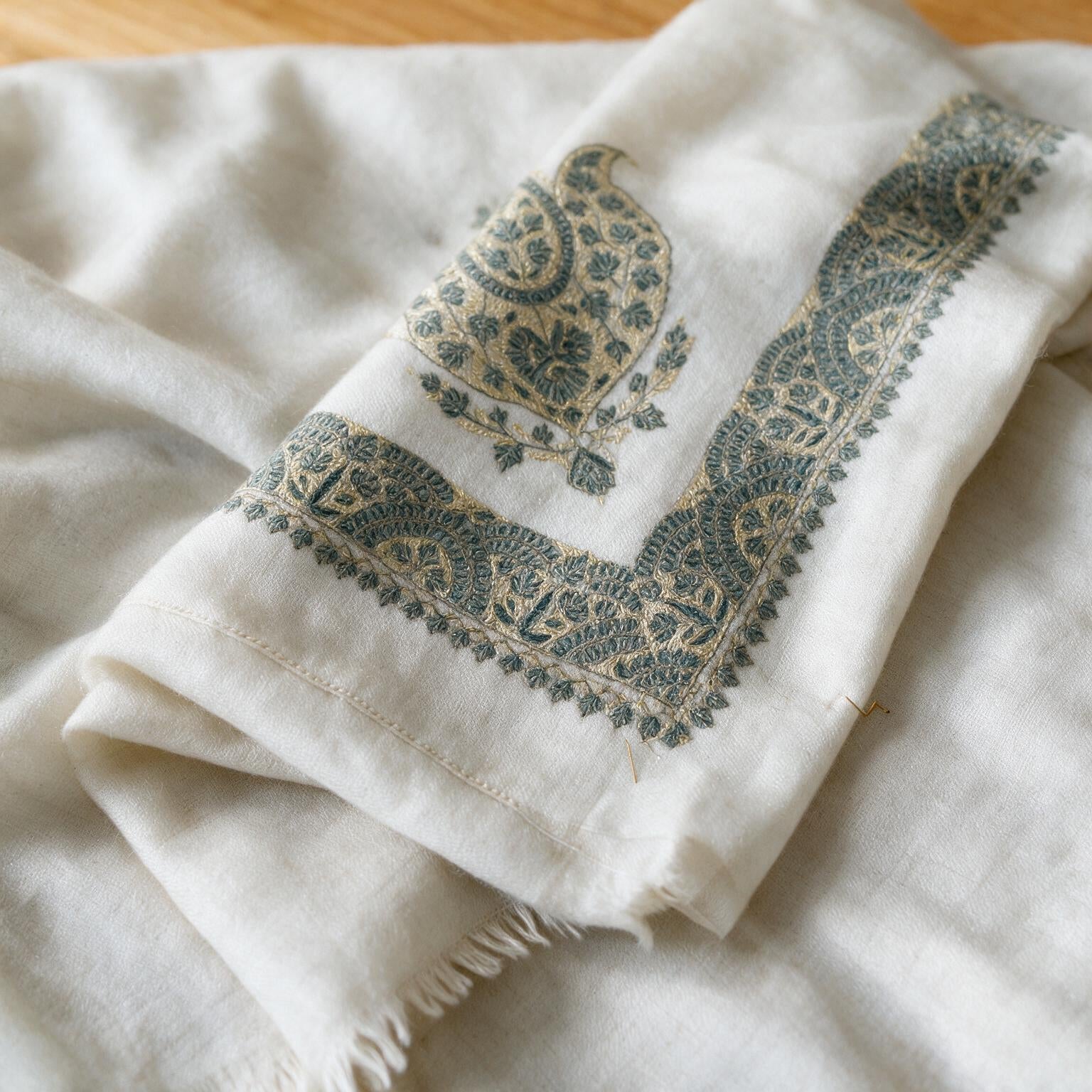Kashmiri pashmina ghutra embroidery close-up