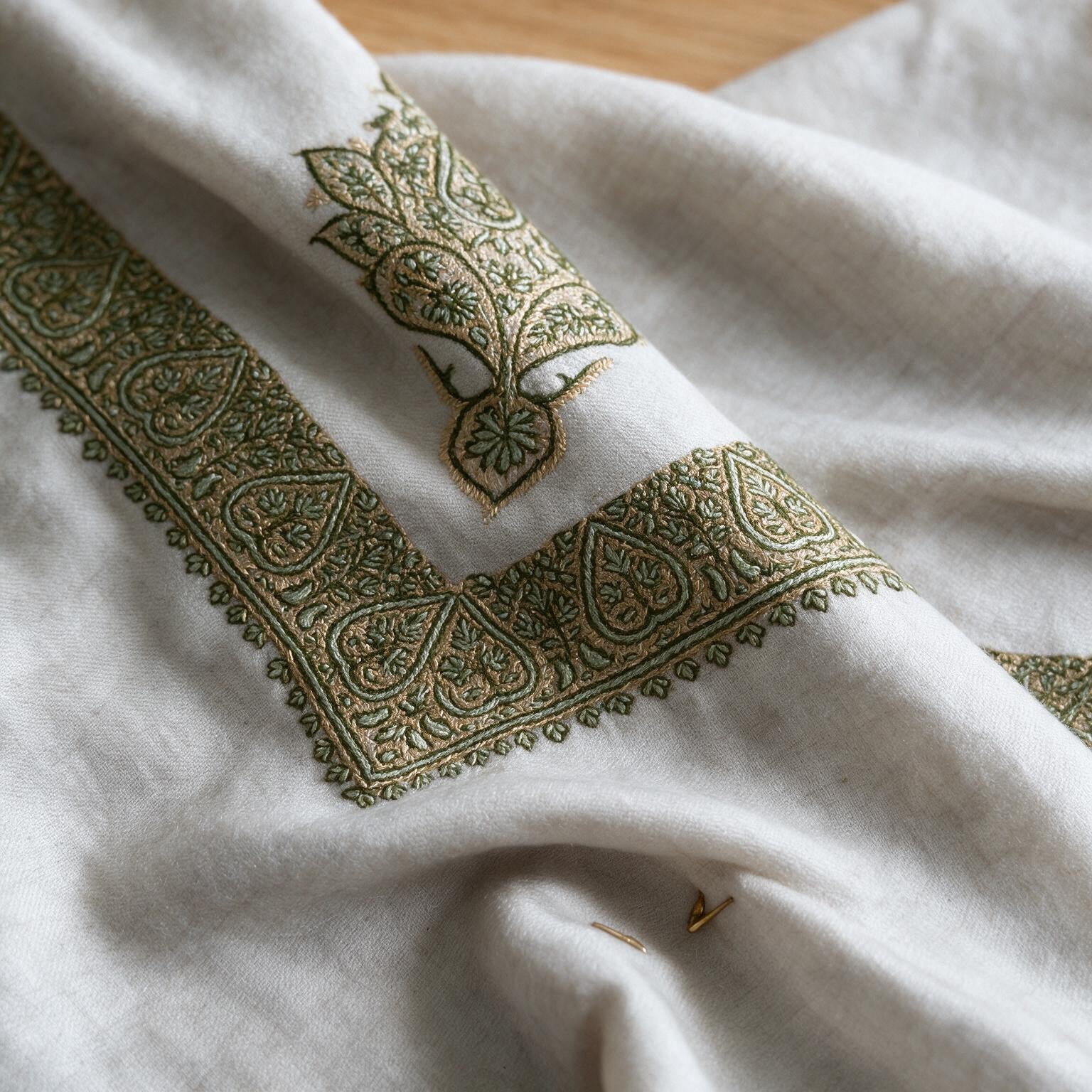 Kashmiri pashmina ghutra embroidery close-up