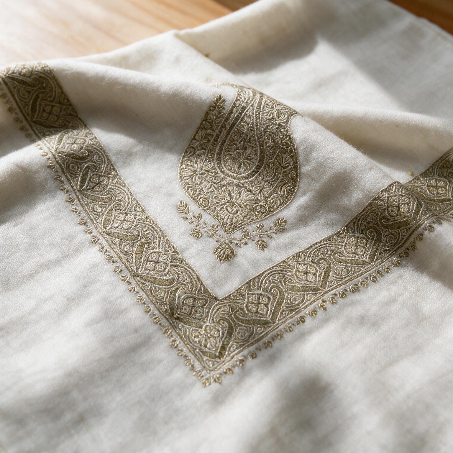 Kashmiri pashmina ghutra embroidery close-up
