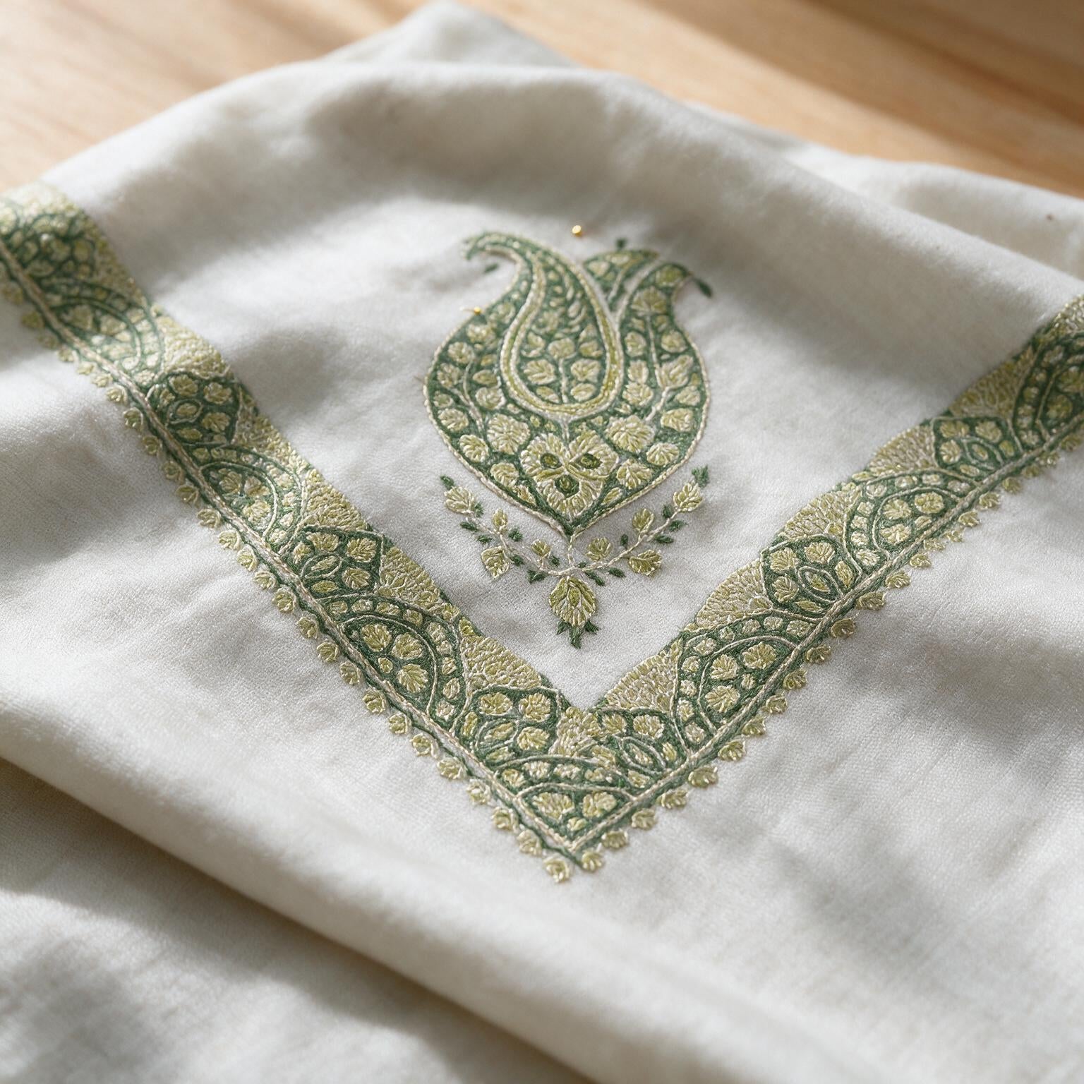 Kashmiri pashmina ghutra embroidery close-up