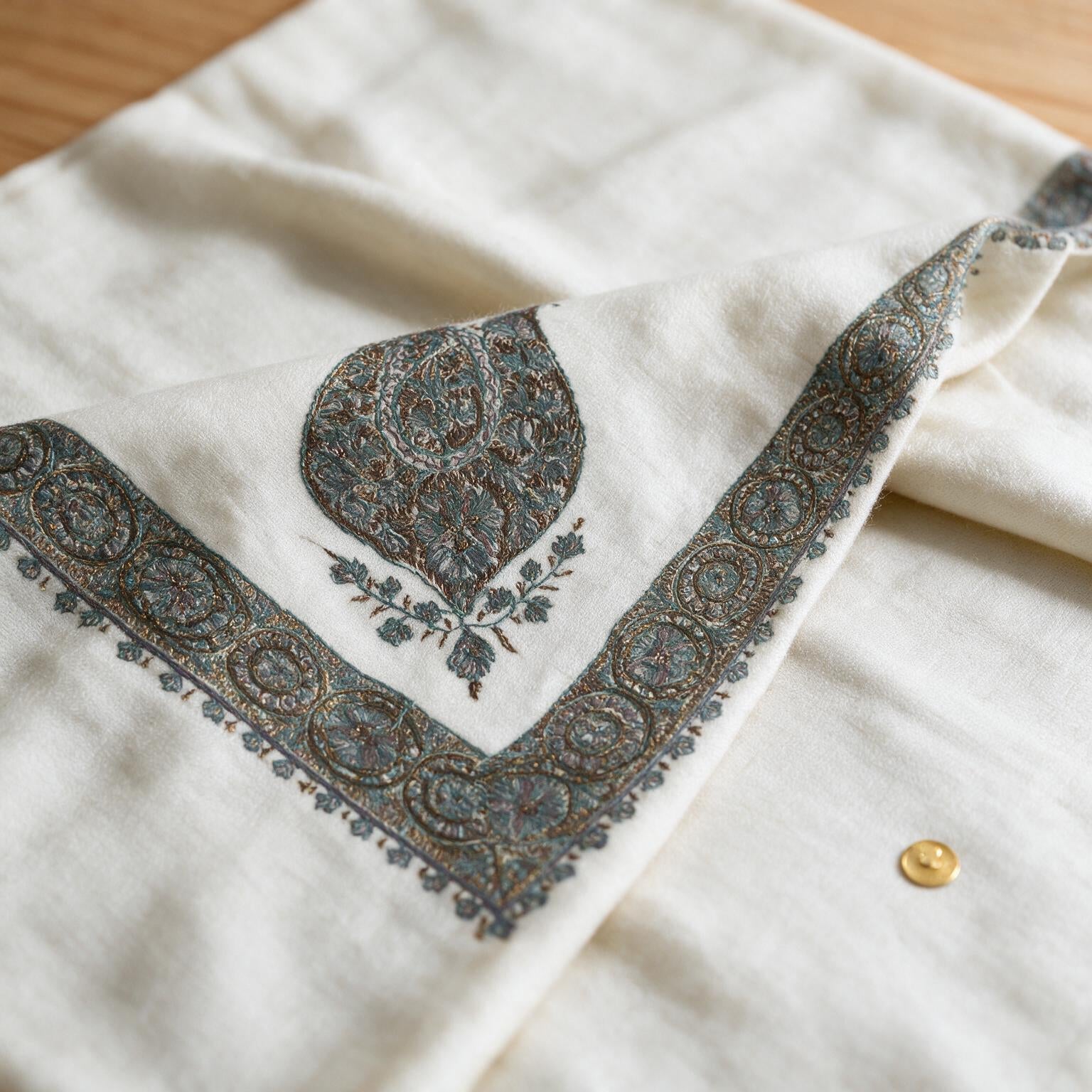 Kashmiri pashmina ghutra embroidery close-up
