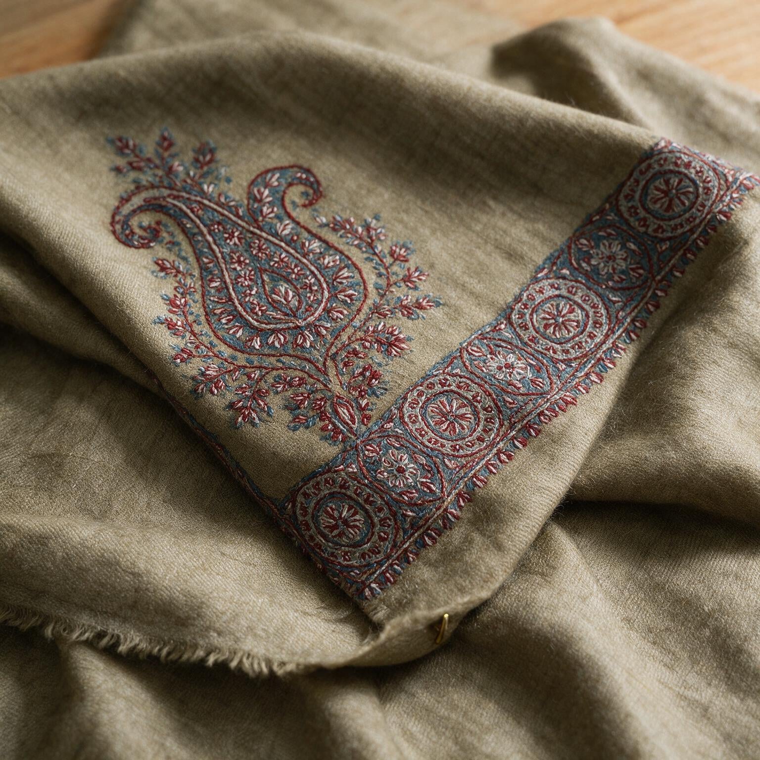Kashmiri pashmina ghutra embroidery close-up
