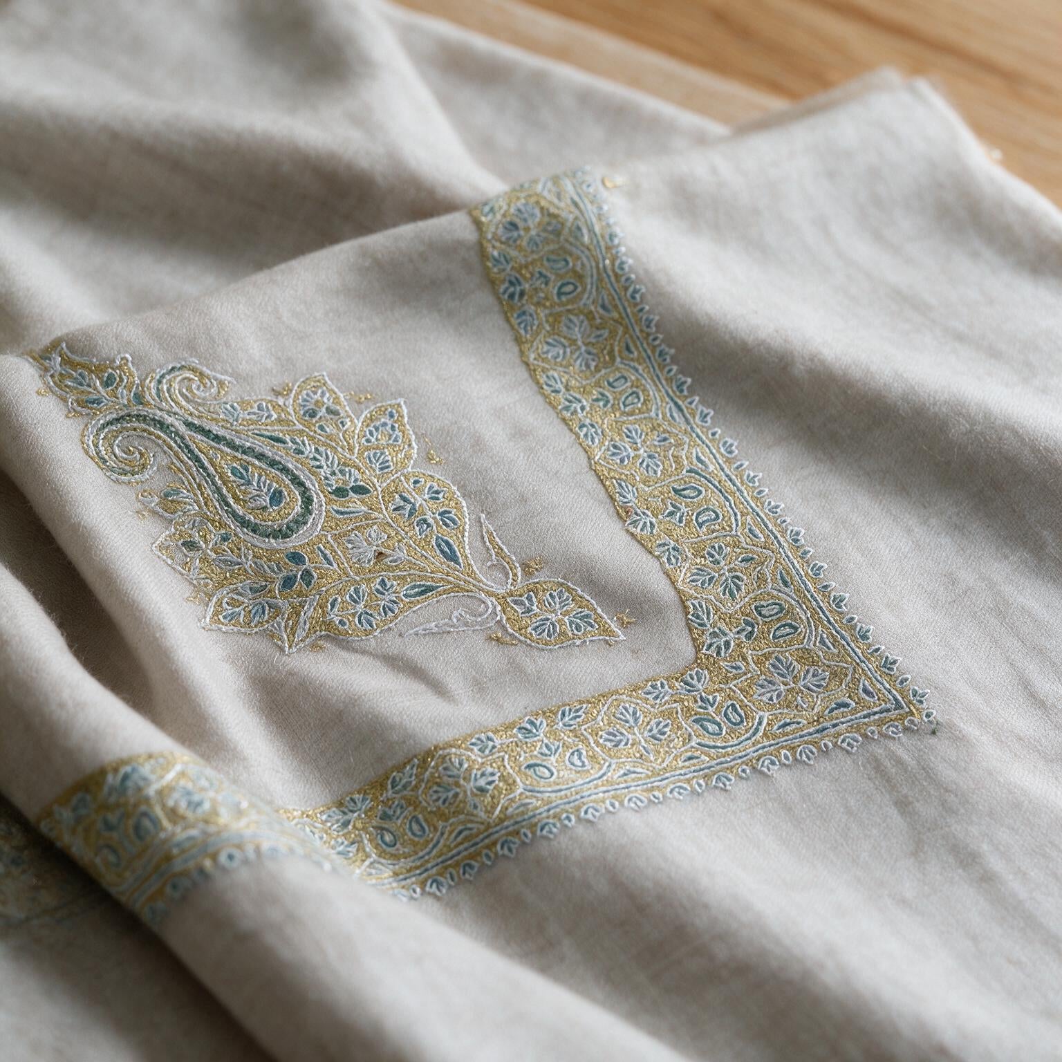 Kashmiri pashmina ghutra embroidery close-up