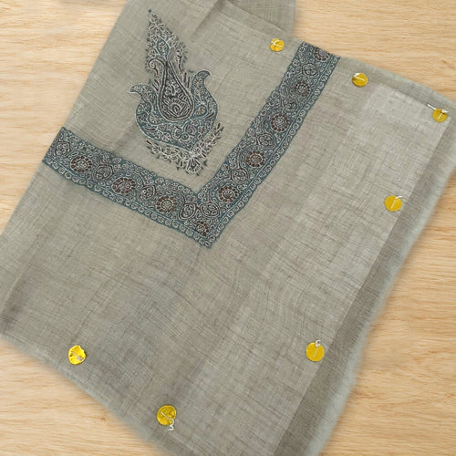 Fulaadh Kashmiri pashmina ghutra folded on a wooden table, true to life colour