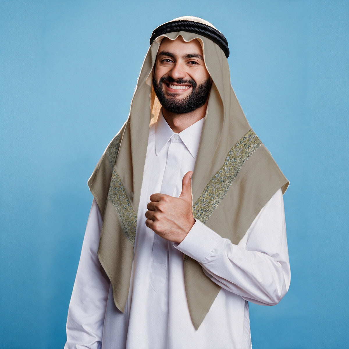 Man wearing the Dhabab Kashmiri pashmina ghutra with a black agal and white thobe, pale gold and blue sozni border on each front end
