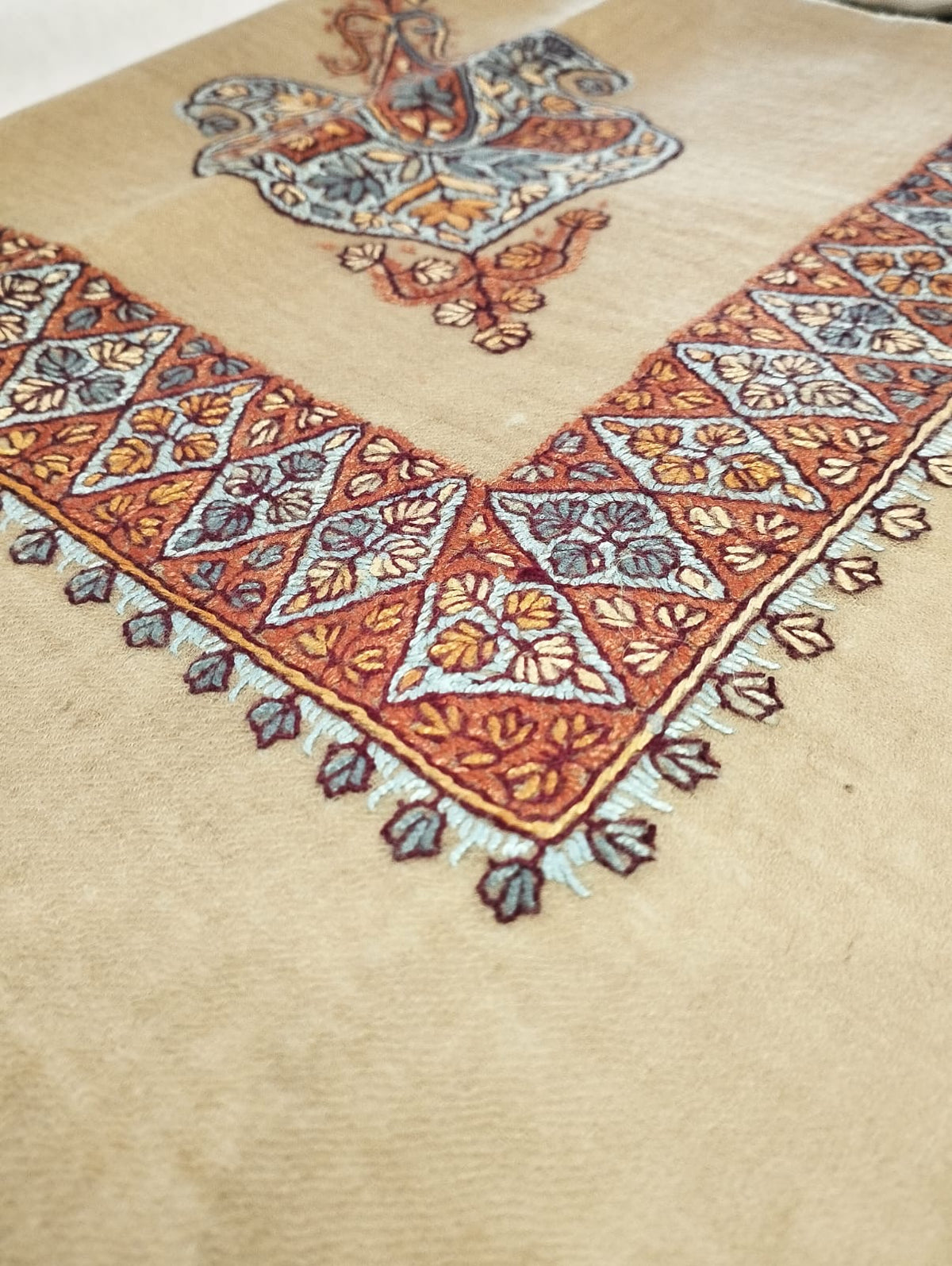 Close-up of the Jaleed Kashmiri pashmina ghutra corner motif and sozni border