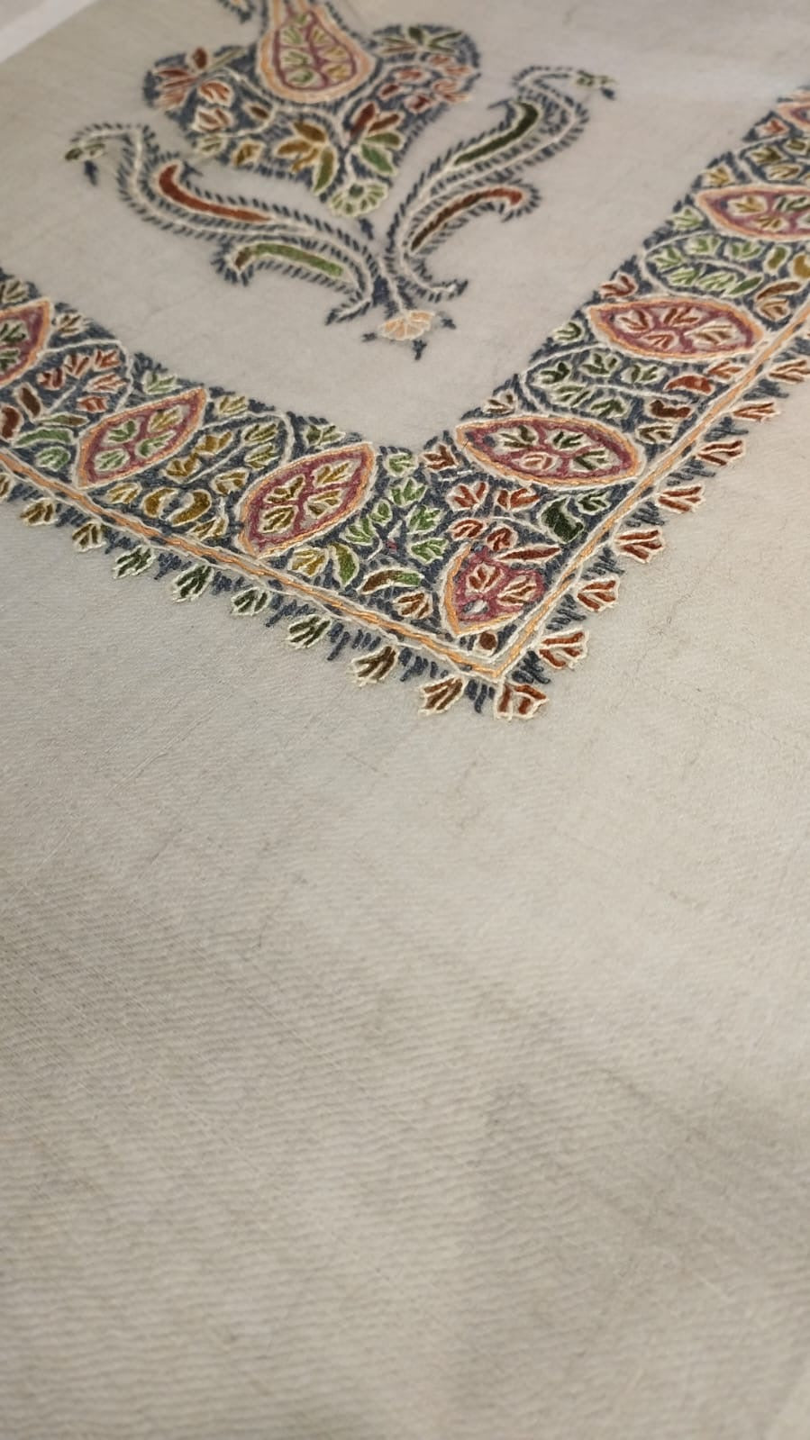 Hadiqa Kashmiri pashmina ghutra corner seen on the diagonal, the border meeting in a point below the motif