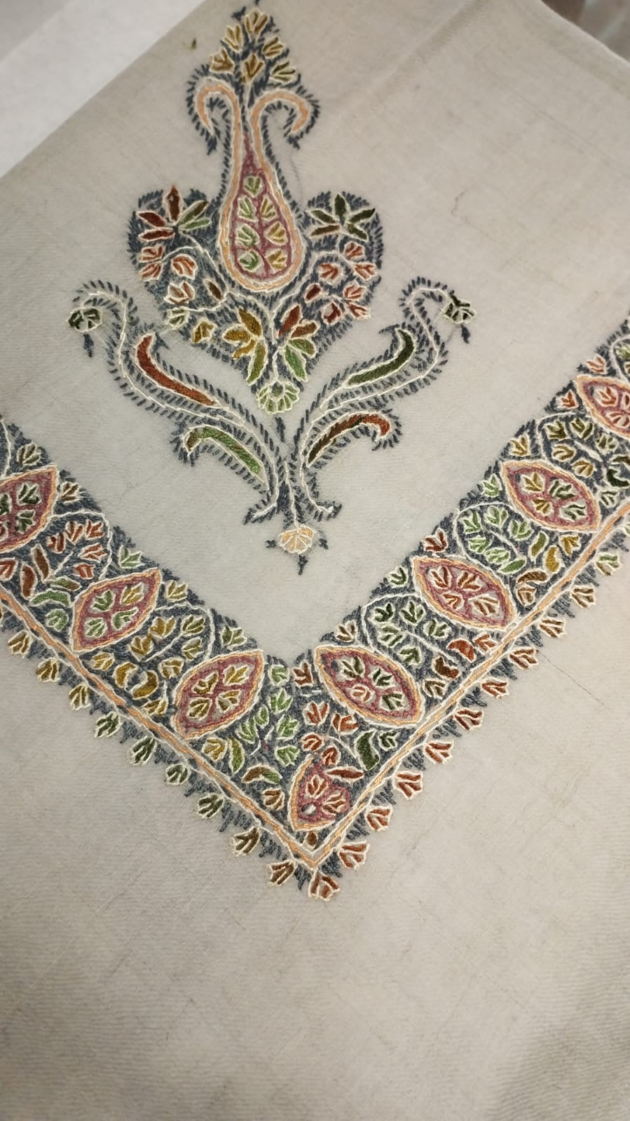 Close-up of the Hadiqa Kashmiri pashmina ghutra corner motif and sozni border