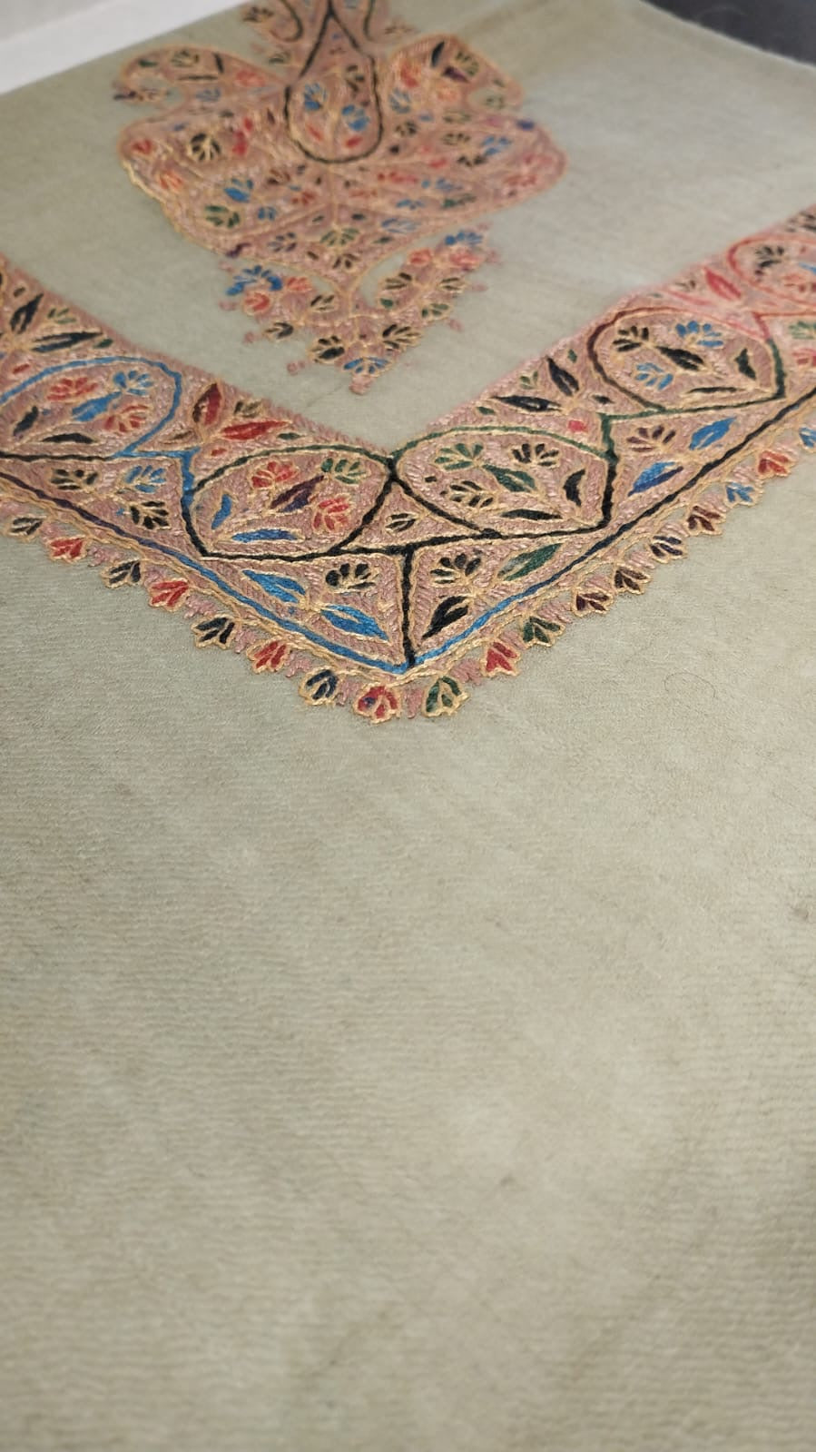 Qantara Kashmiri pashmina ghutra corner seen on the diagonal, the border meeting in a point below the motif