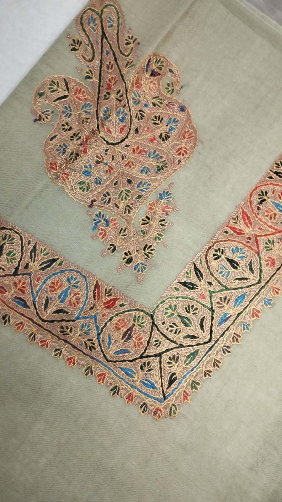 Close-up of the Qantara Kashmiri pashmina ghutra corner motif and sozni border